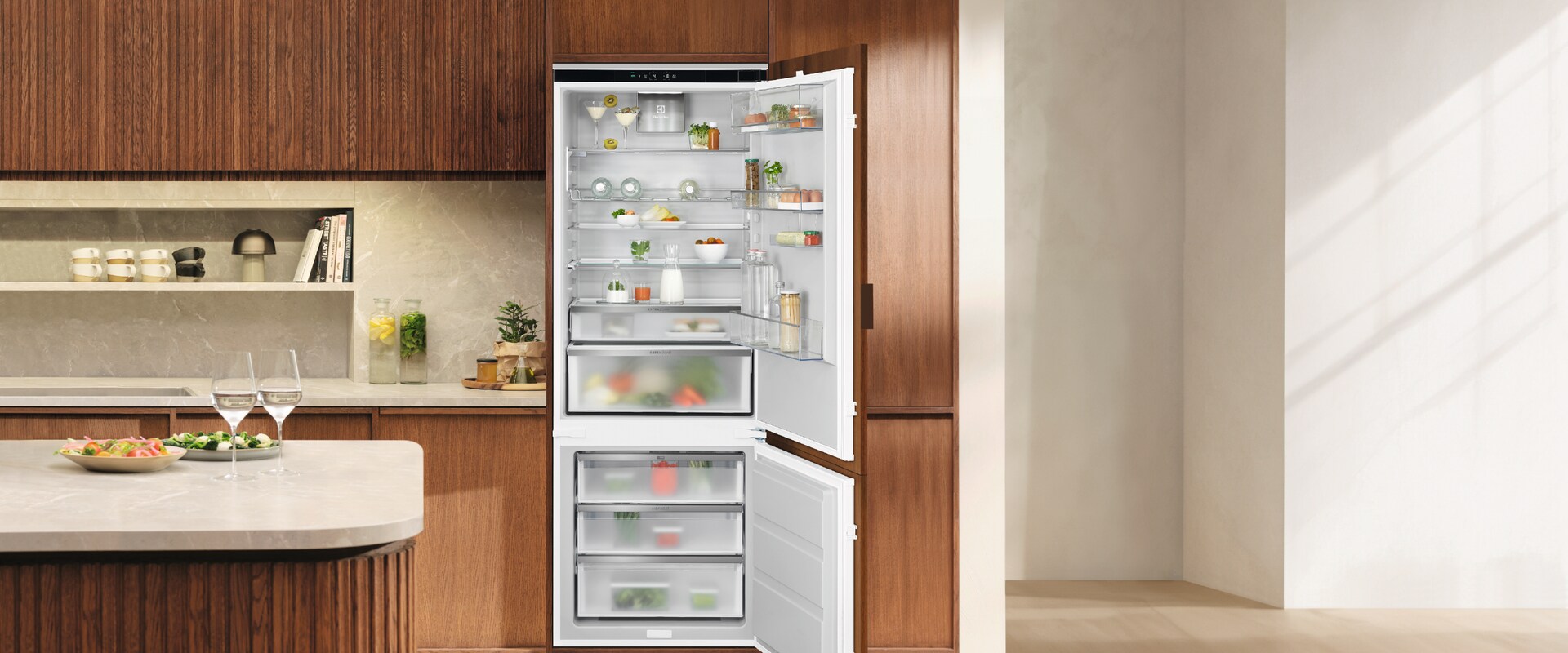 Un frigorifero aperto in una cucina