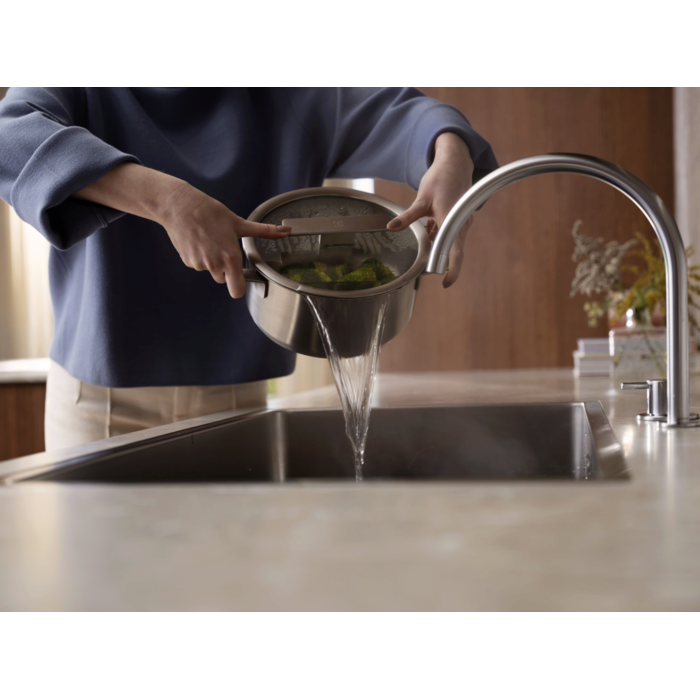 Efficient draining with integrated colander in the glass lid.