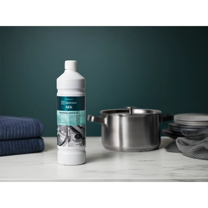 Universal descaler with gentle, non-corrosive formula that removes limescale and prevents build-up for optimal machine performance.