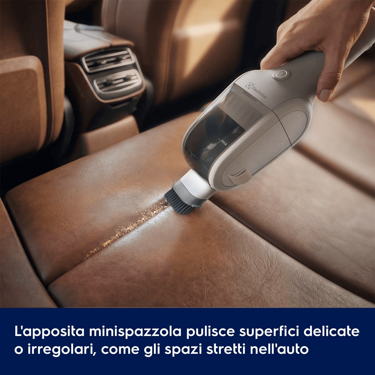 L'apposita minispazzola pulisce superfici delicate o irregolari, come gli spazi stretti nell'auto