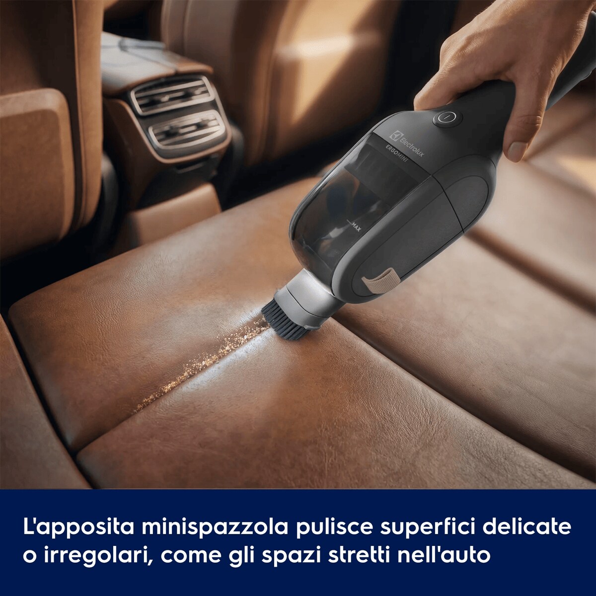 L'apposita minispazzola pulisce superfici delicate o irregolari, come gli spazi stretti nell'auto