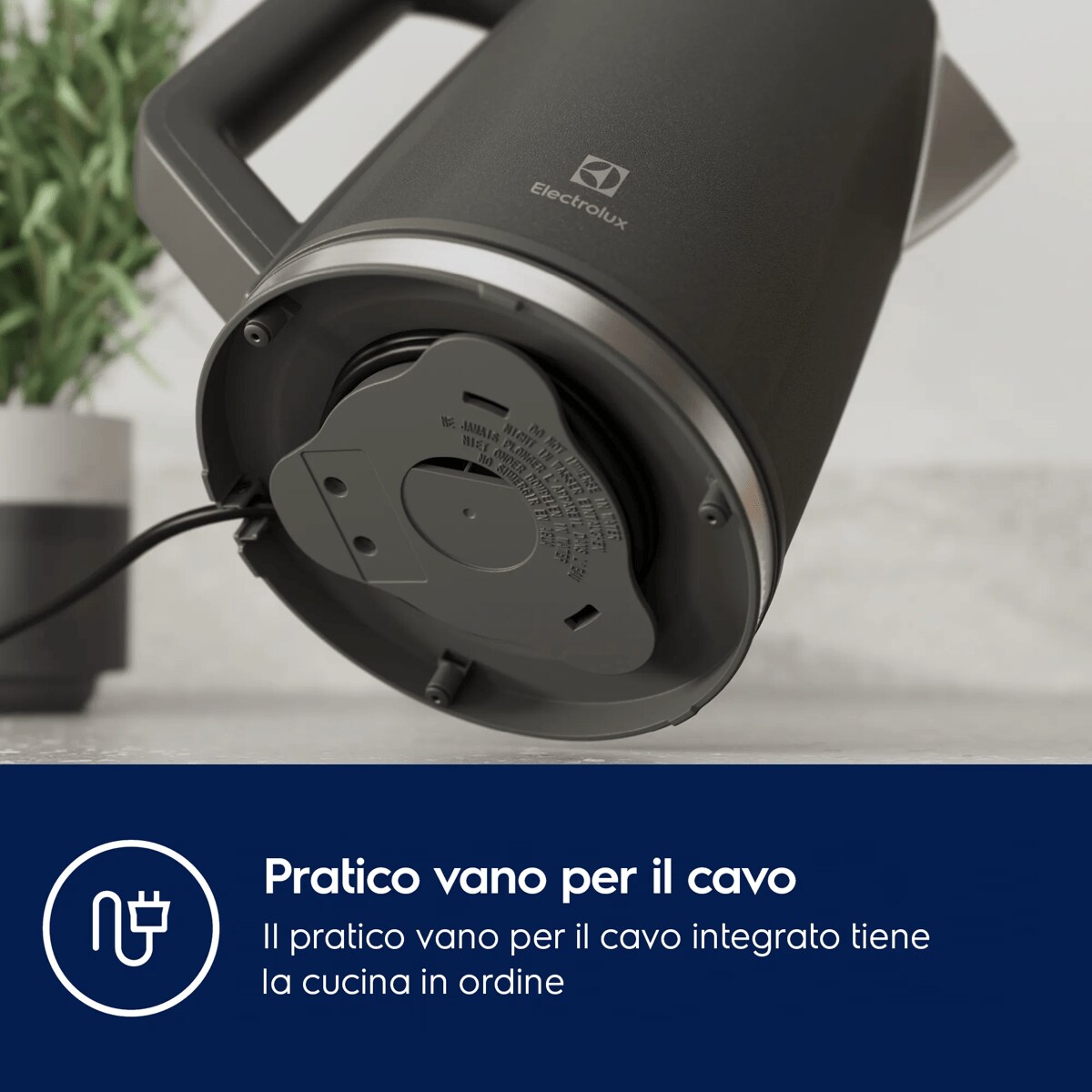 Pratico vano per il cavo Il pratico vano per il cavo integrato tiene la cucina in ordine
