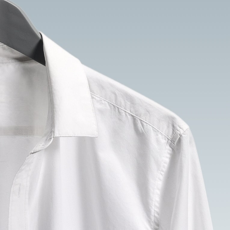 Primo piano di una camicia bianca
