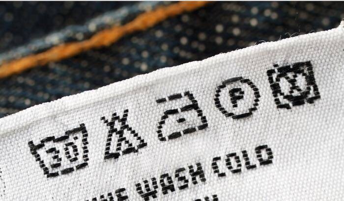 etichetta con le istruzioni di lavaggio 