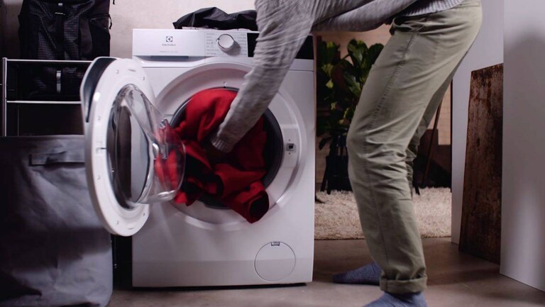 Metti i capi nell'asciugatrice