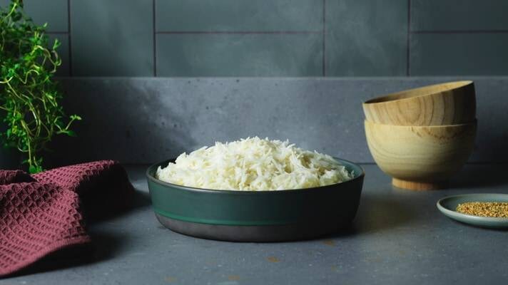 Riso fumante in ciotola