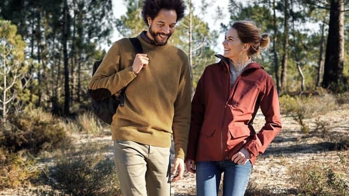 Due persone che passeggiano nella foresta