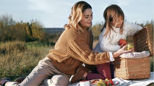 Donna e bambina che fanno un picnic