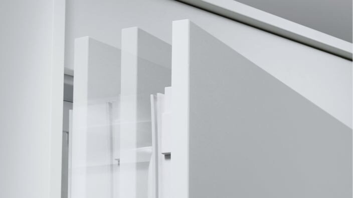 Porta con chiusura soft del frigorifero