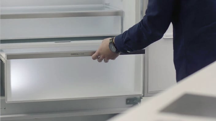 Apre il cassetto del frigorifero