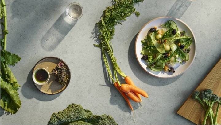 Cibo fresco disposto su un tavolo.