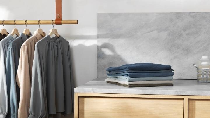 Vestiti piegati e appesi