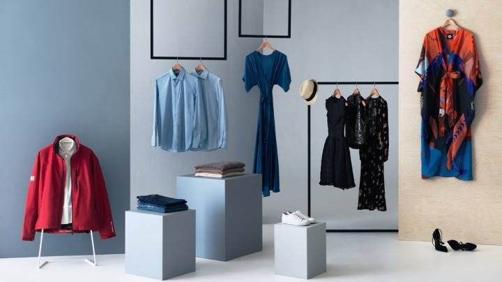 Un guardaroba organizzato con abiti e giacche