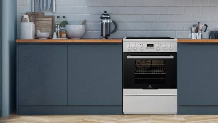 Un fornello Electrolux con forno è inserito in una cucina elegante