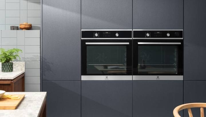 Due forni Electrolux da incasso in una cucina elegante si integrano perfettamente nell'arredamento 