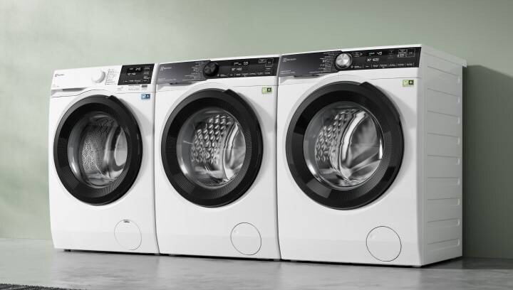 Tre diverse lavatrici Electrolux poste l'una accanto all'altra